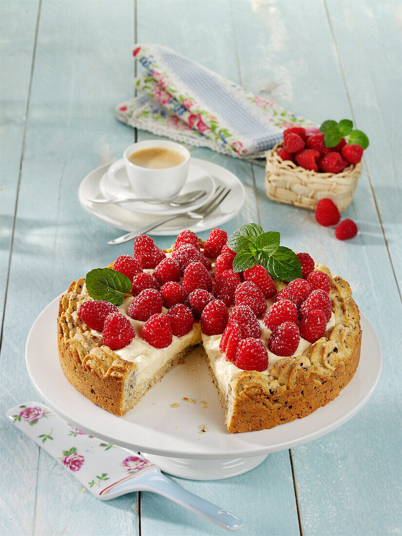 Raspberry crumble cake with almond and nut crunch base
