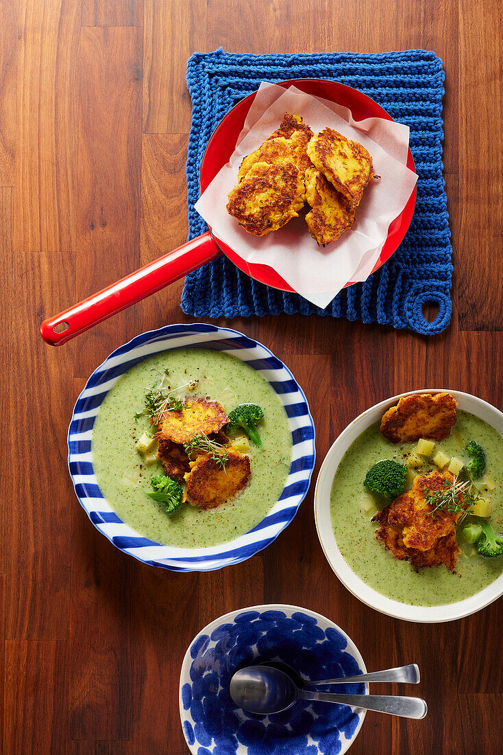 Brokkoli-Kartoffelsuppe mit Quarkpuffern