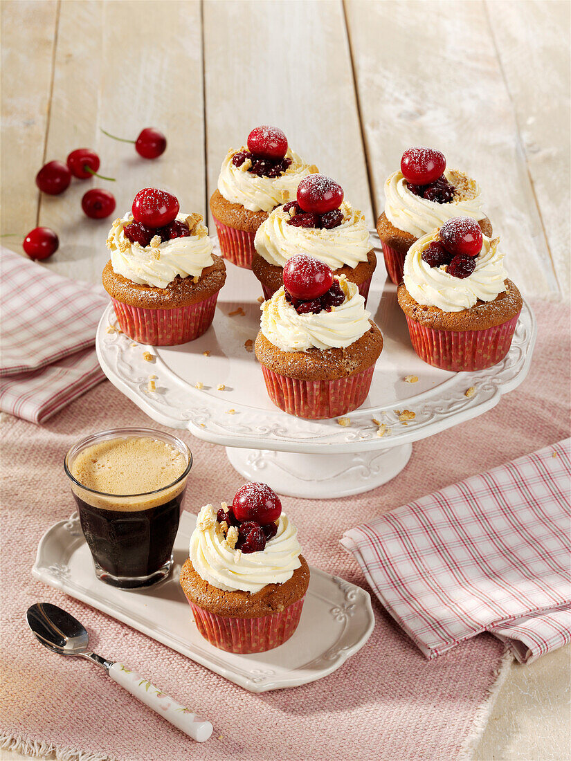 Kirsch-Cupcakes mit Pudding-Buttercreme