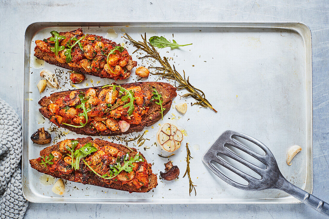 Vegan gratinated bread with mushrooms and broad beans