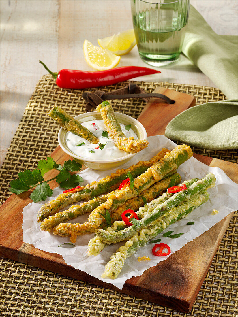 Grünes Spargel-Tempura mit Gurken-Soja-Dips