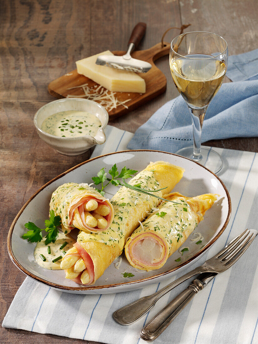 Spargel mit Schinken im Pfannkuchen aus dem Ofen