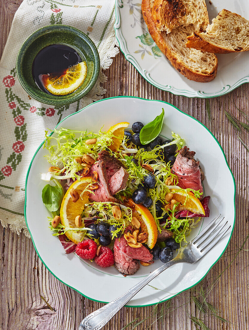 Roastbeefsalat mit Blaubeeren