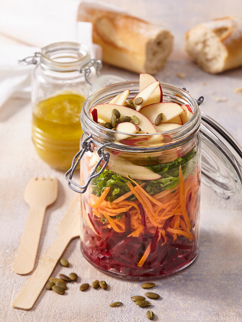Vegetable salad with apples 'To Go'
