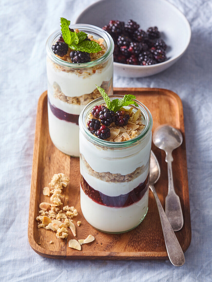 Vanilla granola with blackberries and yoghurt