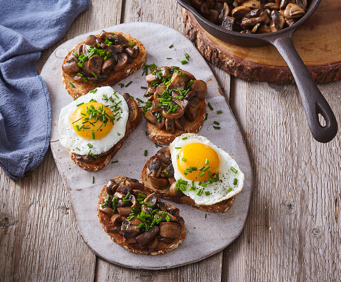 Röstbrot mit Pilzen und Spiegelei