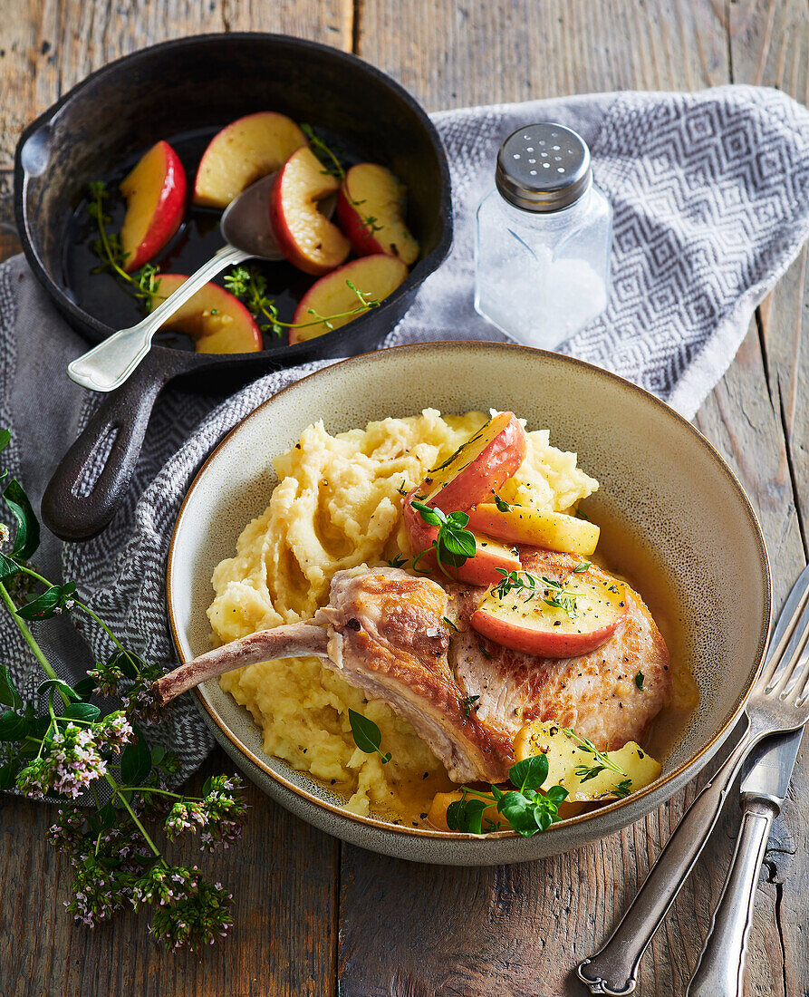 Schweinekoteletts mit Bratäpfeln und Pastinaken-Kartoffelpüree