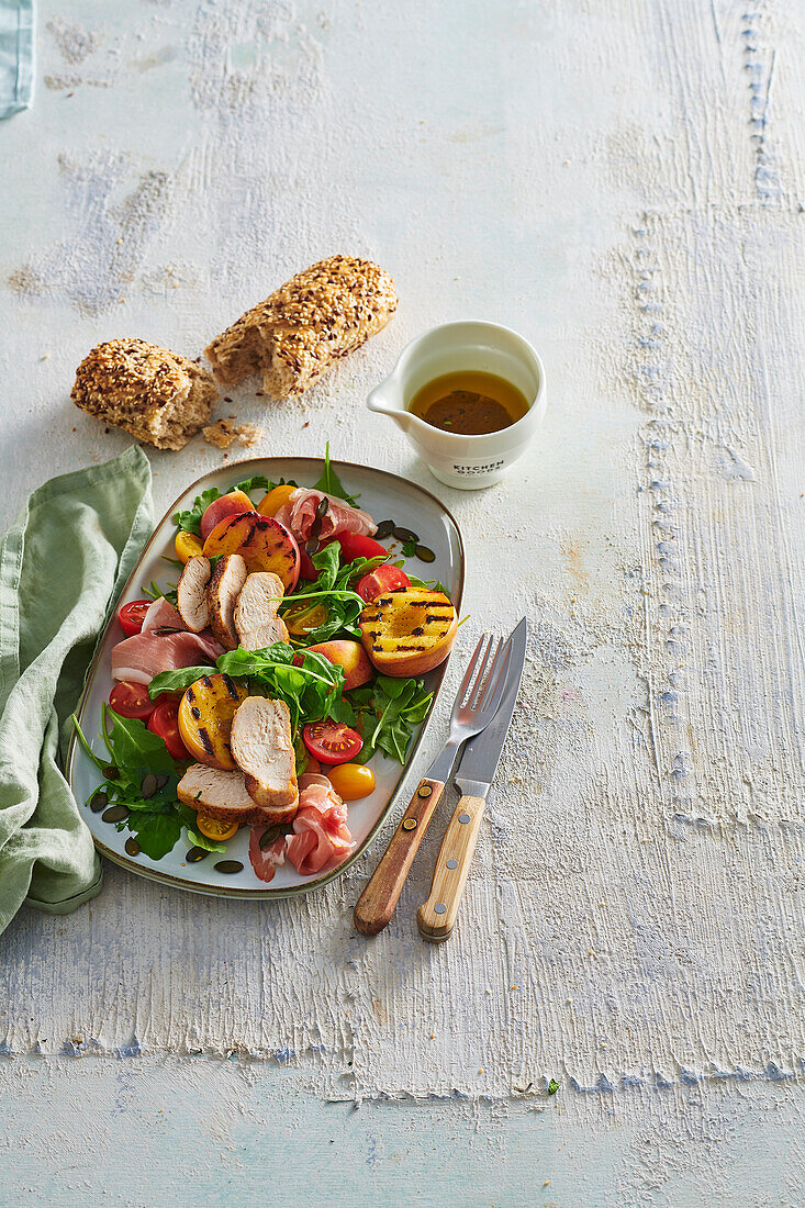 Hähnchensalat mit gegrillten Pfirsichen, Schinken und Rucola