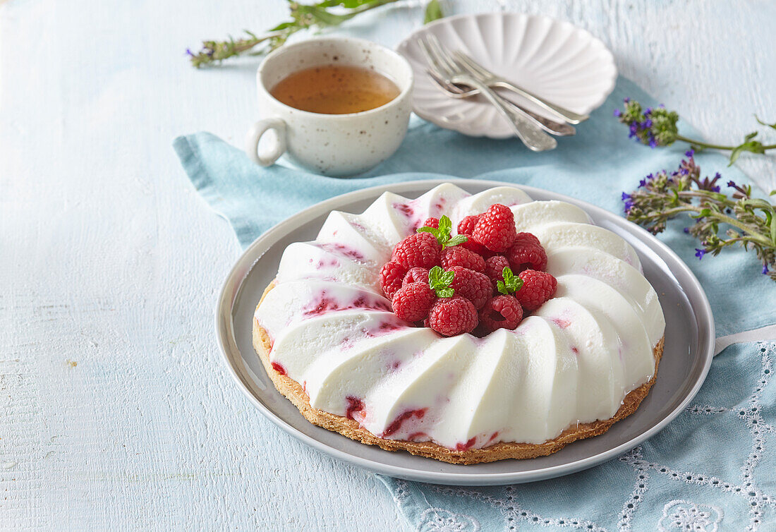 Vanilla ice cream cake with raspberries