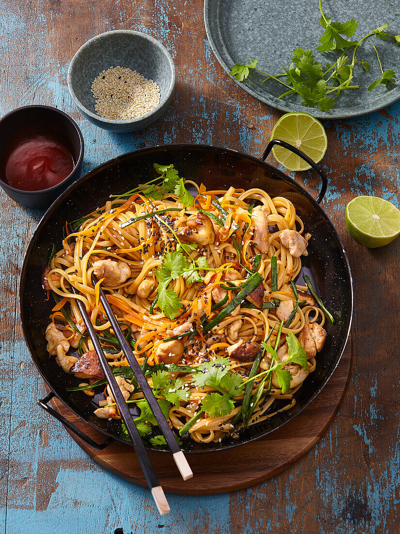 Asian linguine with chicken from the wok