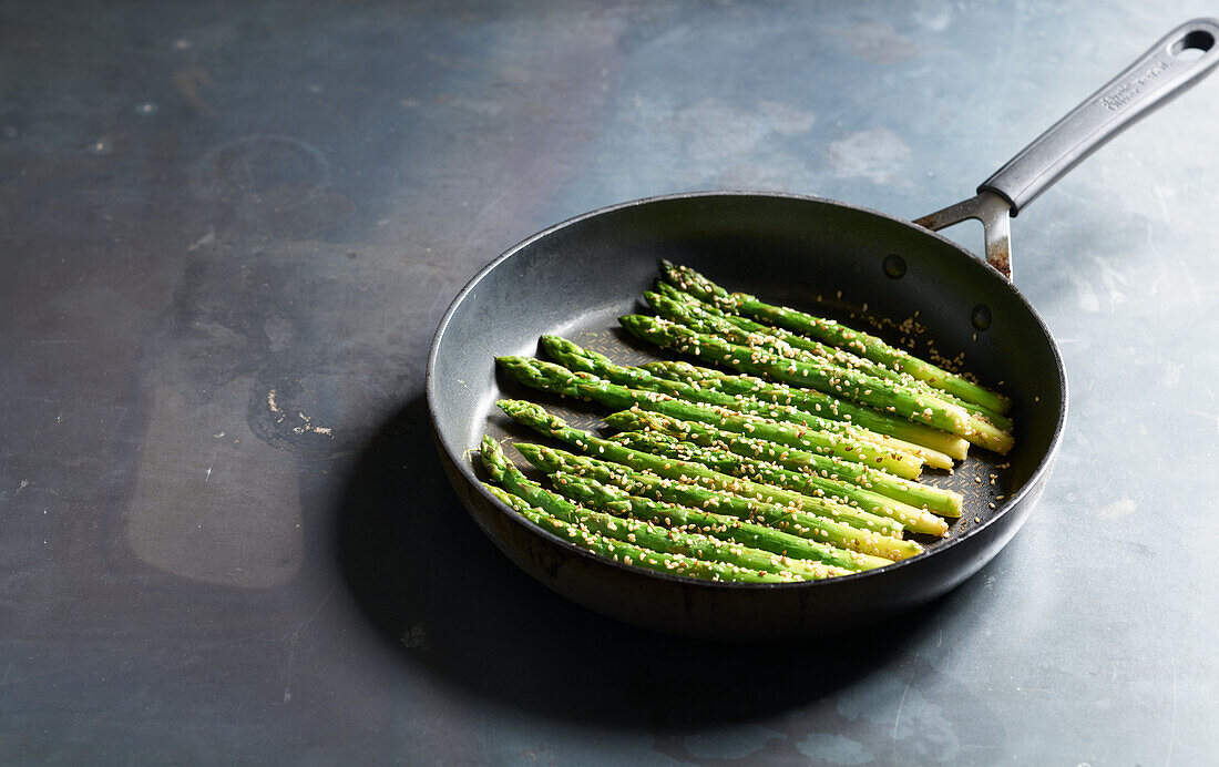 Grüner Spargel mit Sesam