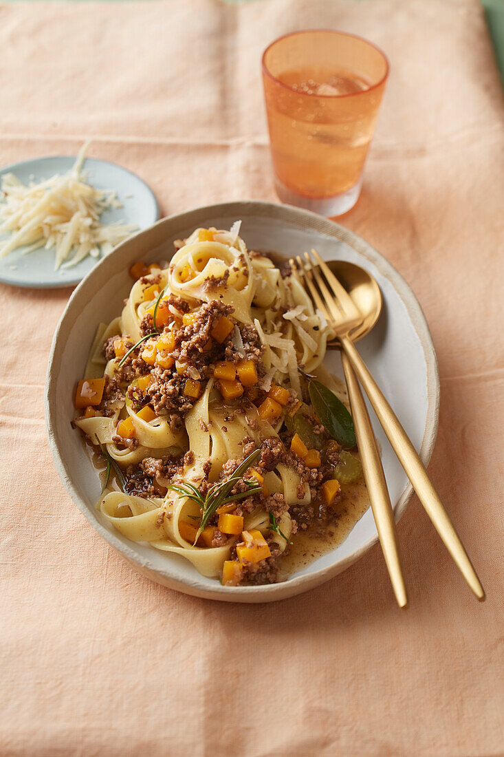 Pasta mit Kürbis-Hack-Bolognese