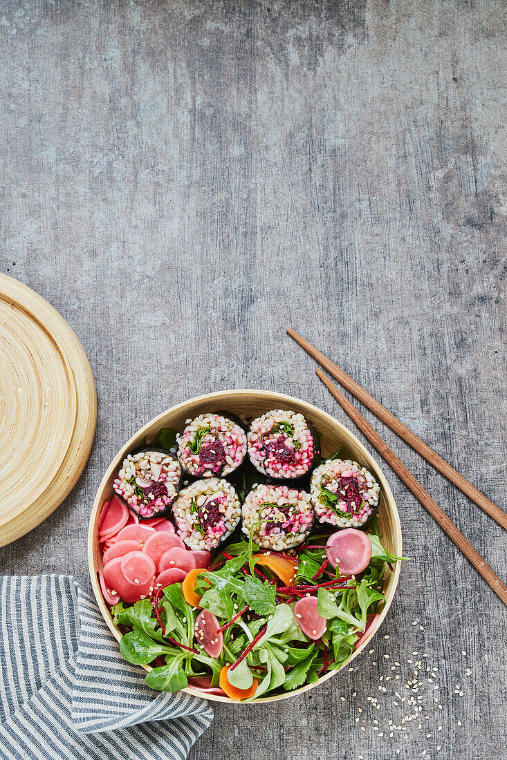 Vegane Rote-Bete-Sushi mit eingelegten Champignons