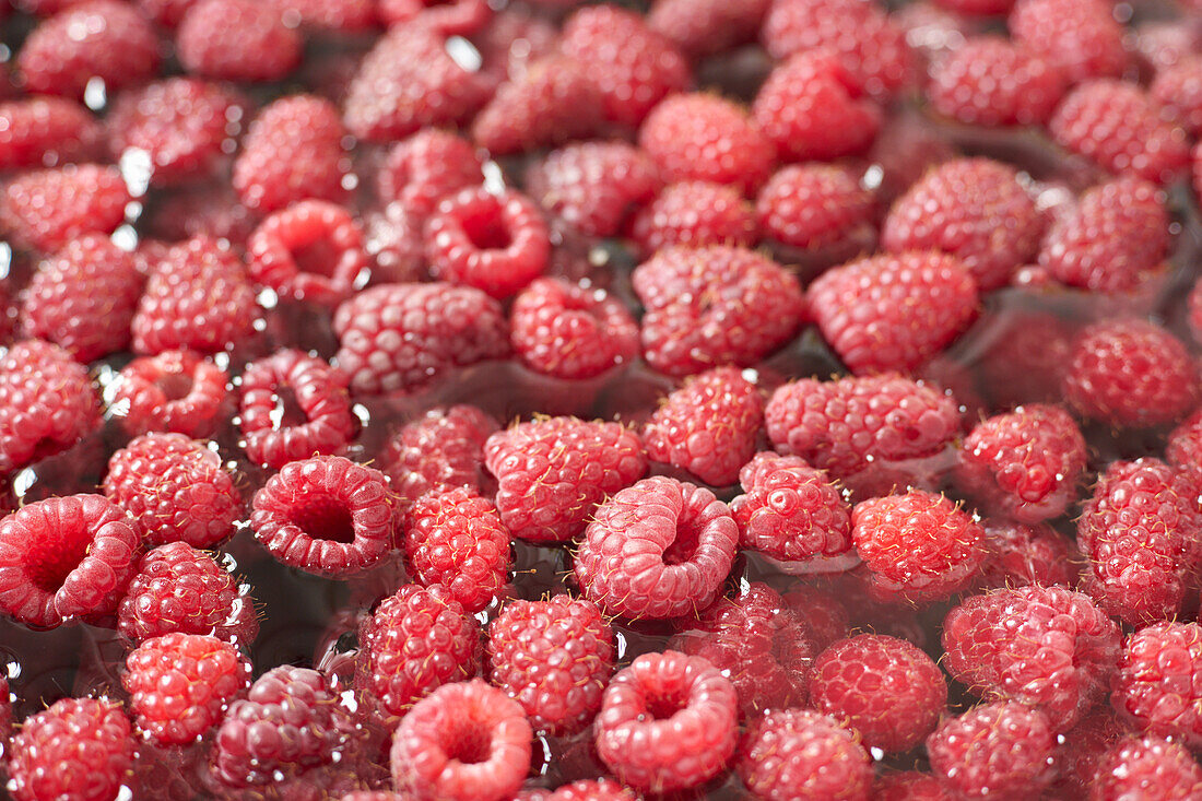 Himbeeren im Wasser