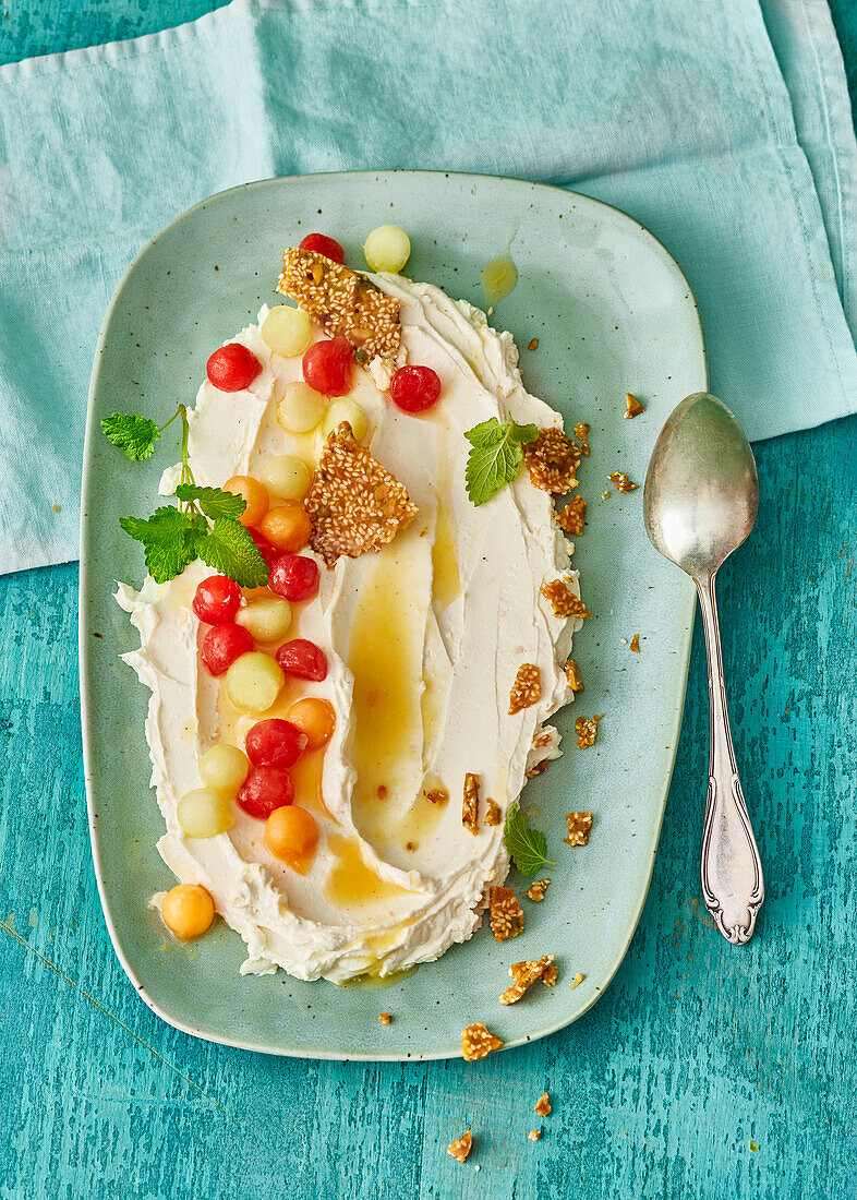 Süßer Labneh mit Melonenkugeln