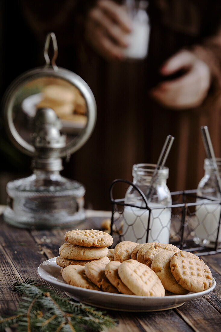 Erdnussplätzchen und Milchflasche