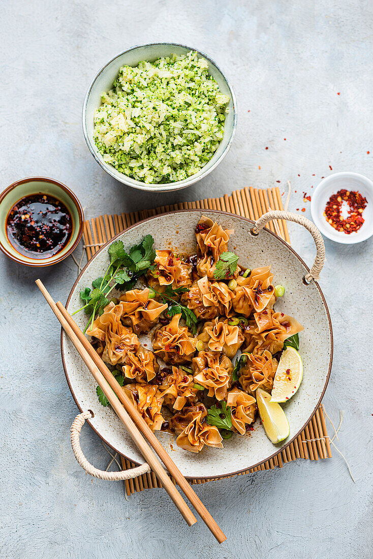 Chinesische Teigtaschen mit Brokkoli-Reis