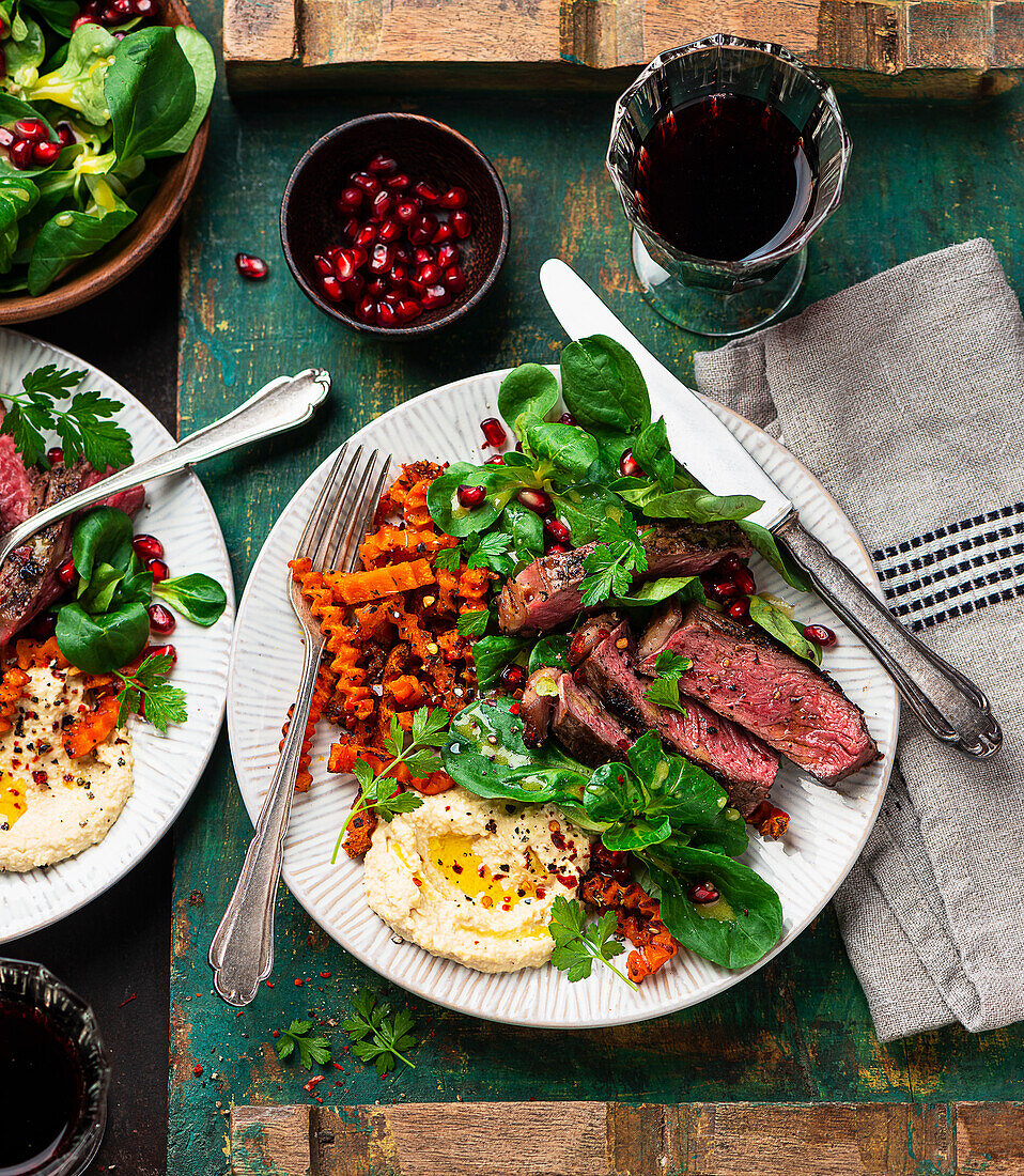 Würzige Steakscheiben mit Kürbischips und Hummus