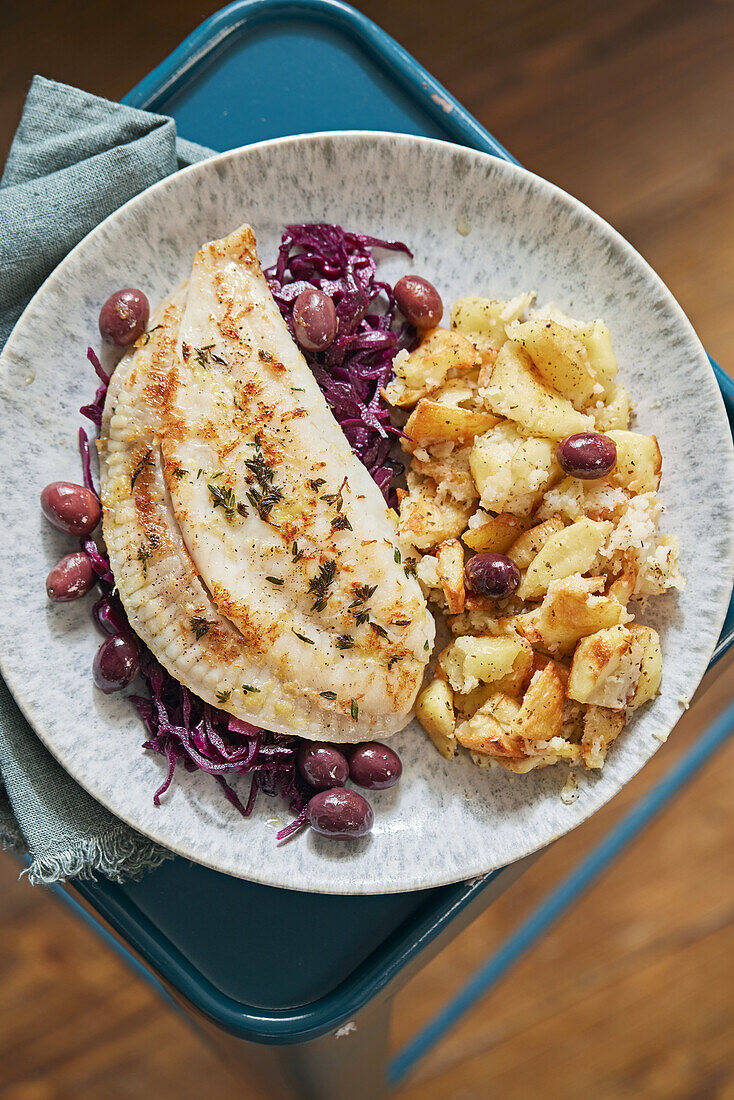 Steinbutt mit Rotkohl und Smashed Potatoes