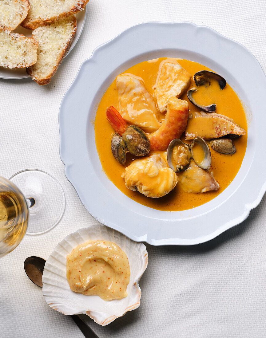 Französische Fischsuppe mit Pastis und Fenchel, dazu Rouille