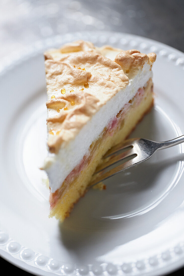 Rhubarb tart with meringue