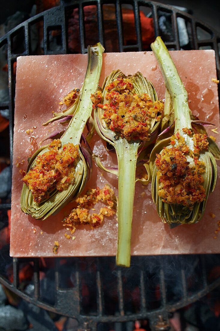 Gegrillte Artischocken mit Paprika-Kapern-Kruste