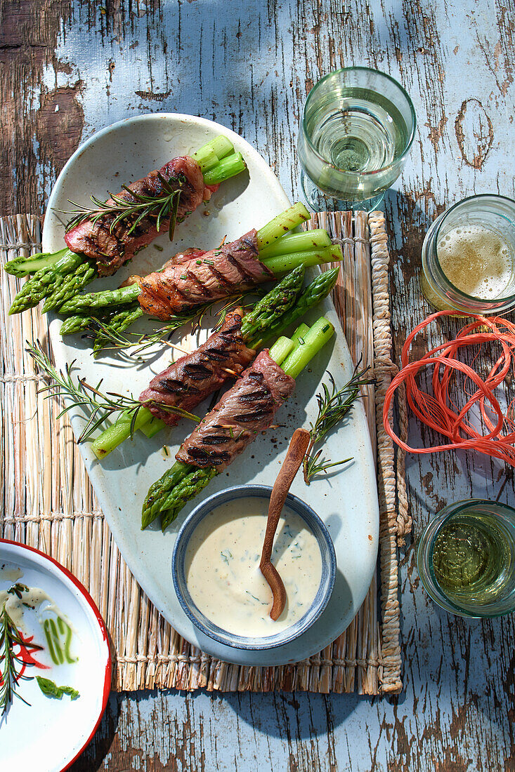 Entrecôte asparagus sticks with lime aioli