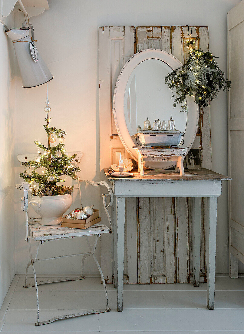 Alter Schminktisch und Stuhl in Shabby Style mit Weihnachtsdekoration