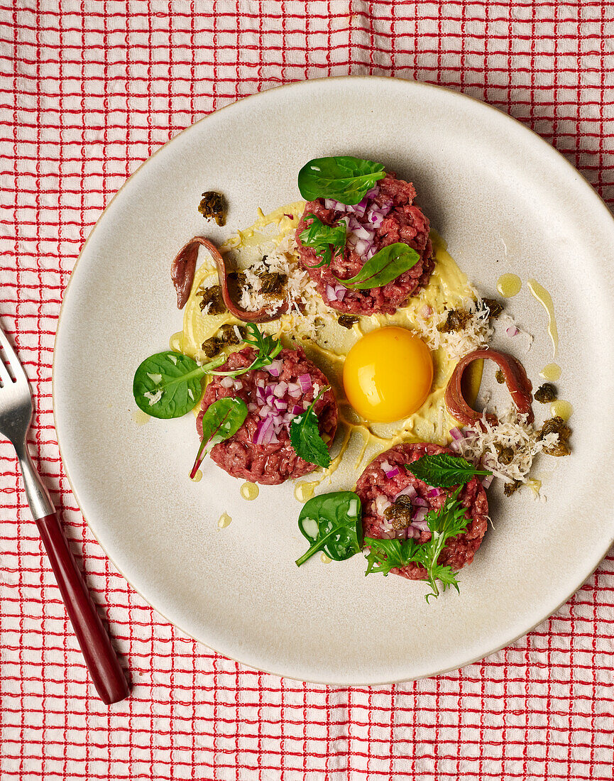Steak tartare with egg and fried capers