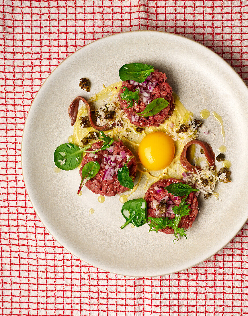 Steak Tartare mit Ei und frittierten Kapern