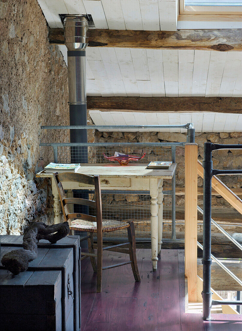 Loft mit Vintage Möbeln und Natursteinwand