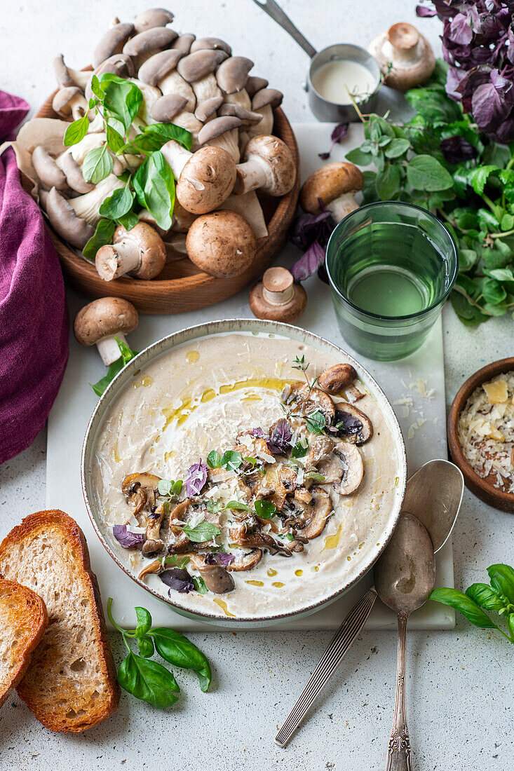 Pilzcremesuppe mit rotem Basilikum