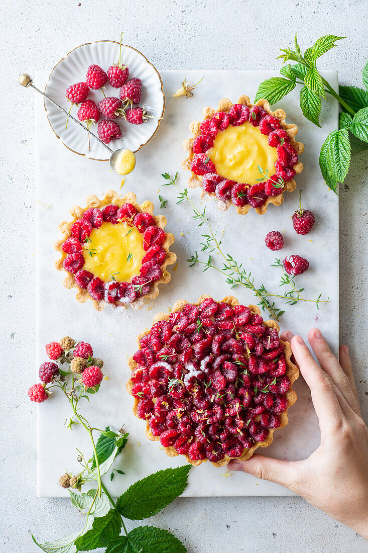 Raspberry tartlets with lemon curd