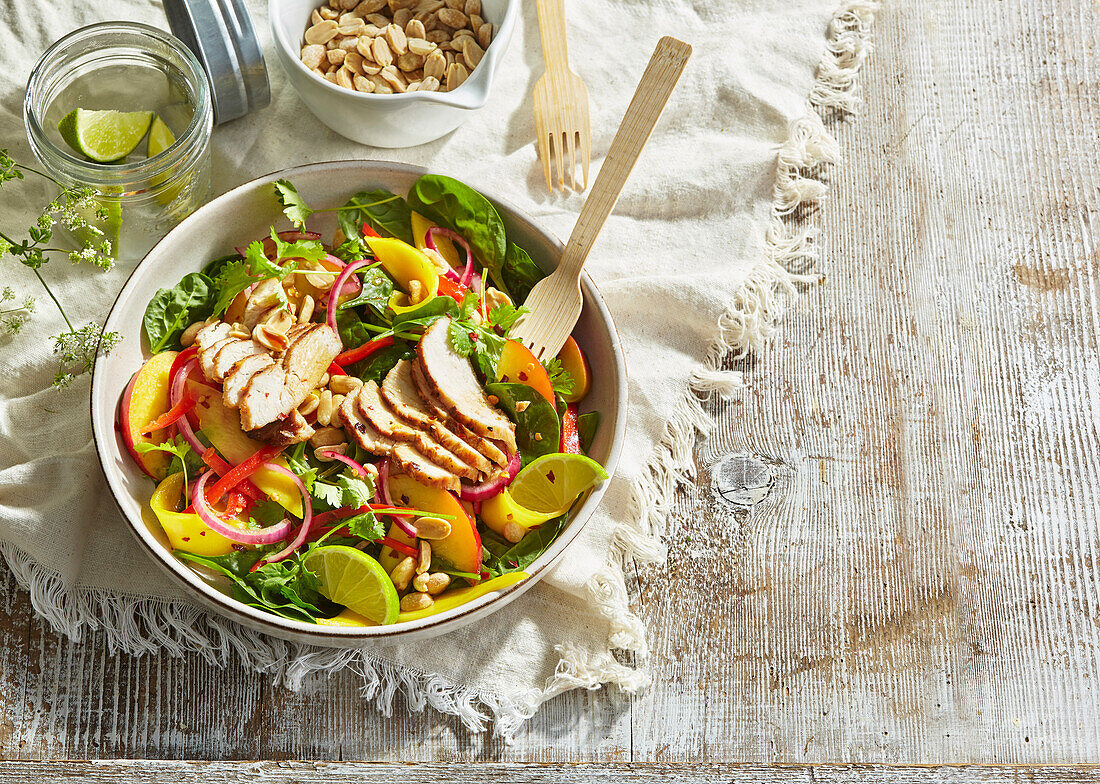 Thai-Hähnchensalat mit Mango und Pfirsichen