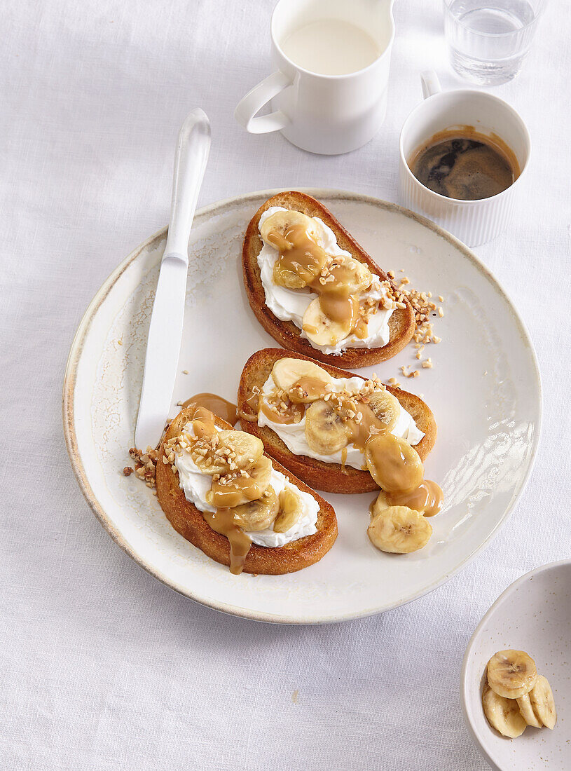 Knusprige Brote mit Joghurt, Banane und Erdnussbutter