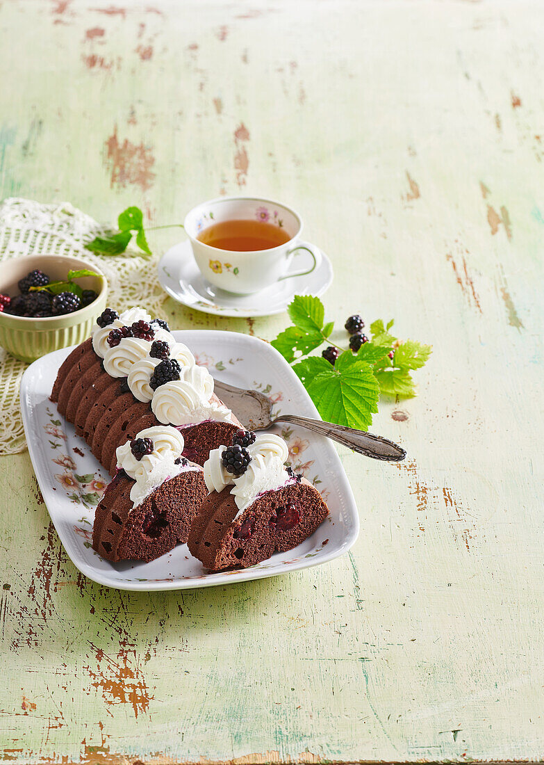 Cocoa cake with blackberries and mascarpone cream