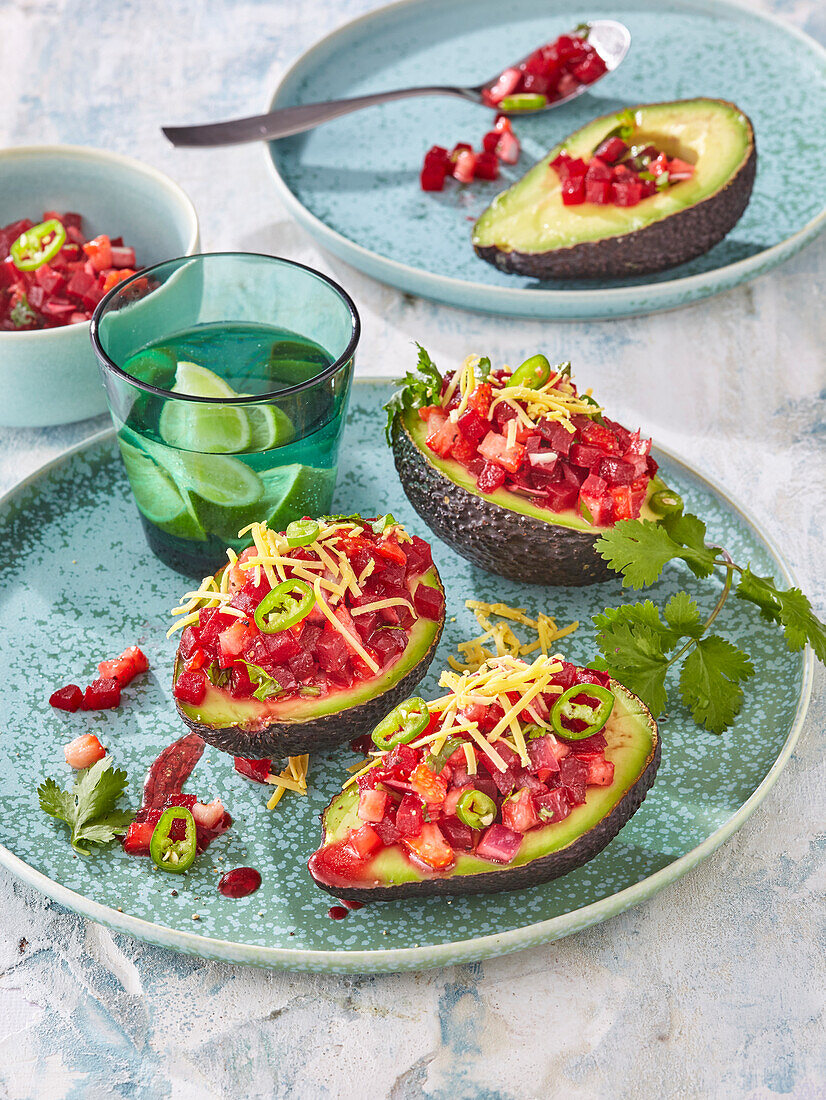 Mit Rote-Bete-Salsa gefüllte Avocados