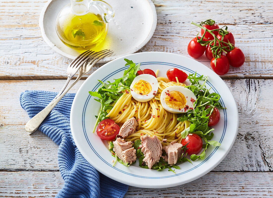 Spaghetti with tuna and hard-boiled egg