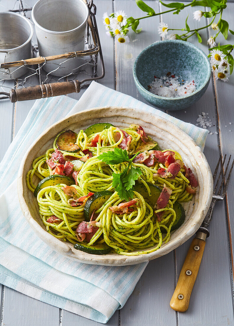 Spaghetti mit Zucchini und Pancetta