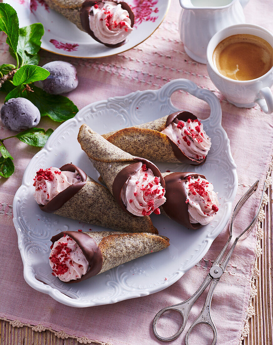 Mohntüten mit Pflaumencreme