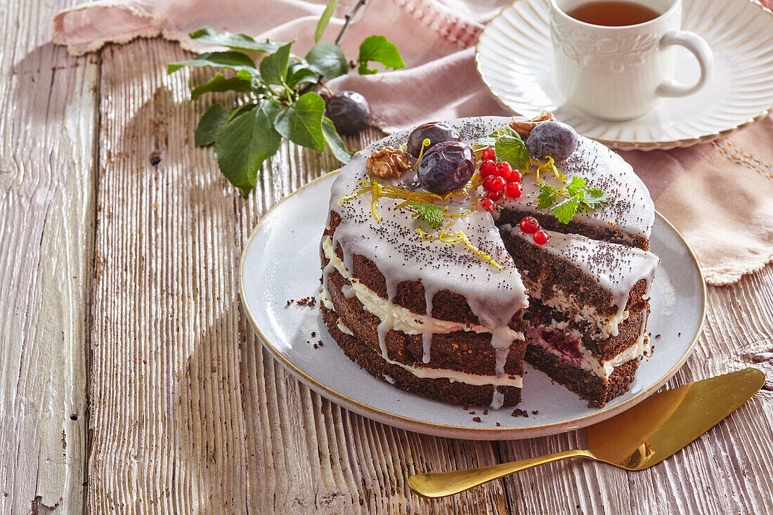 Mohnkuchen mit Pflaumen und Zitronencreme