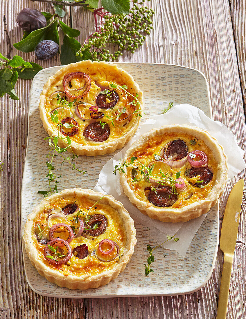 Small onion quiches with plums