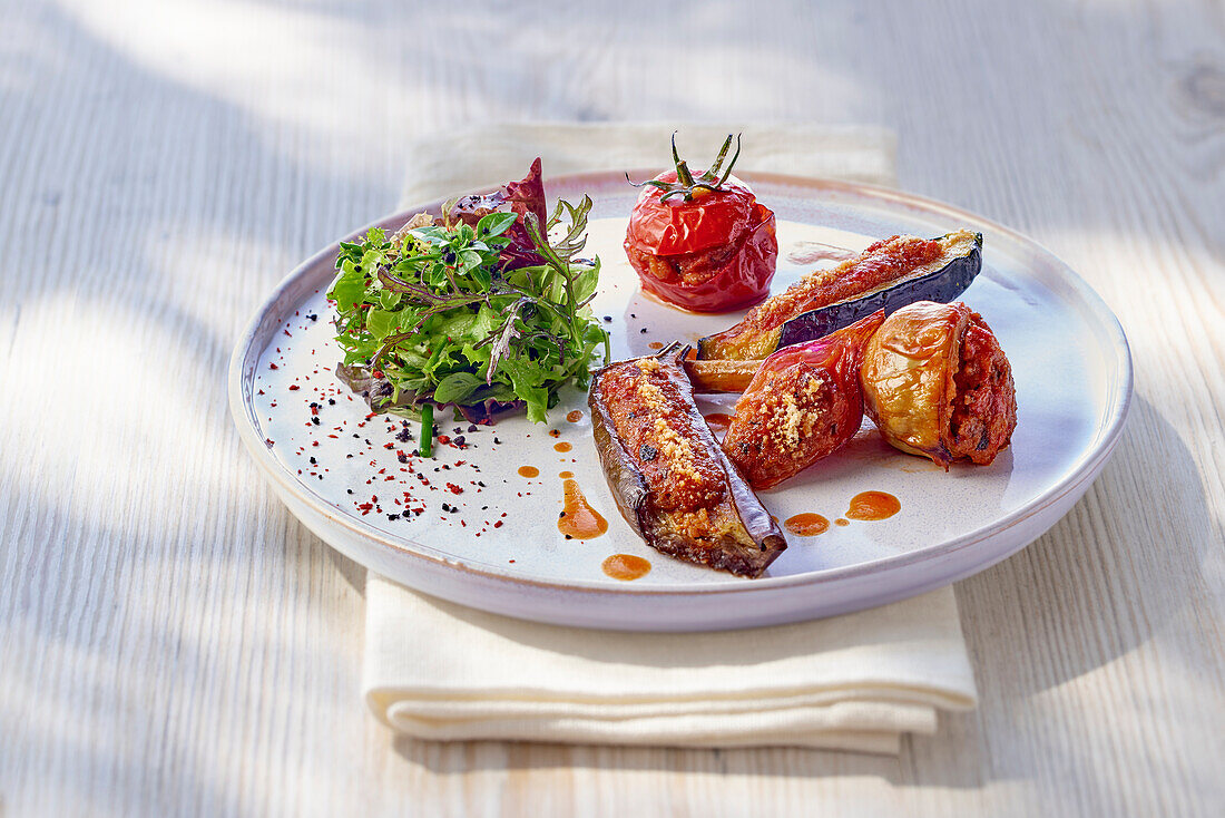 Gefülltes Minigemüse (Zucchini, Artischocke, Tomate) und Salat