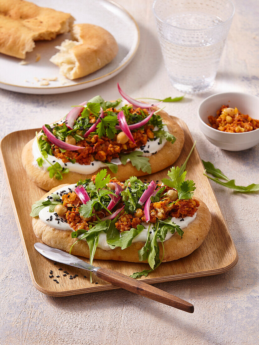 Falafel-Sandwich mit Sauerrahm und Kräutern