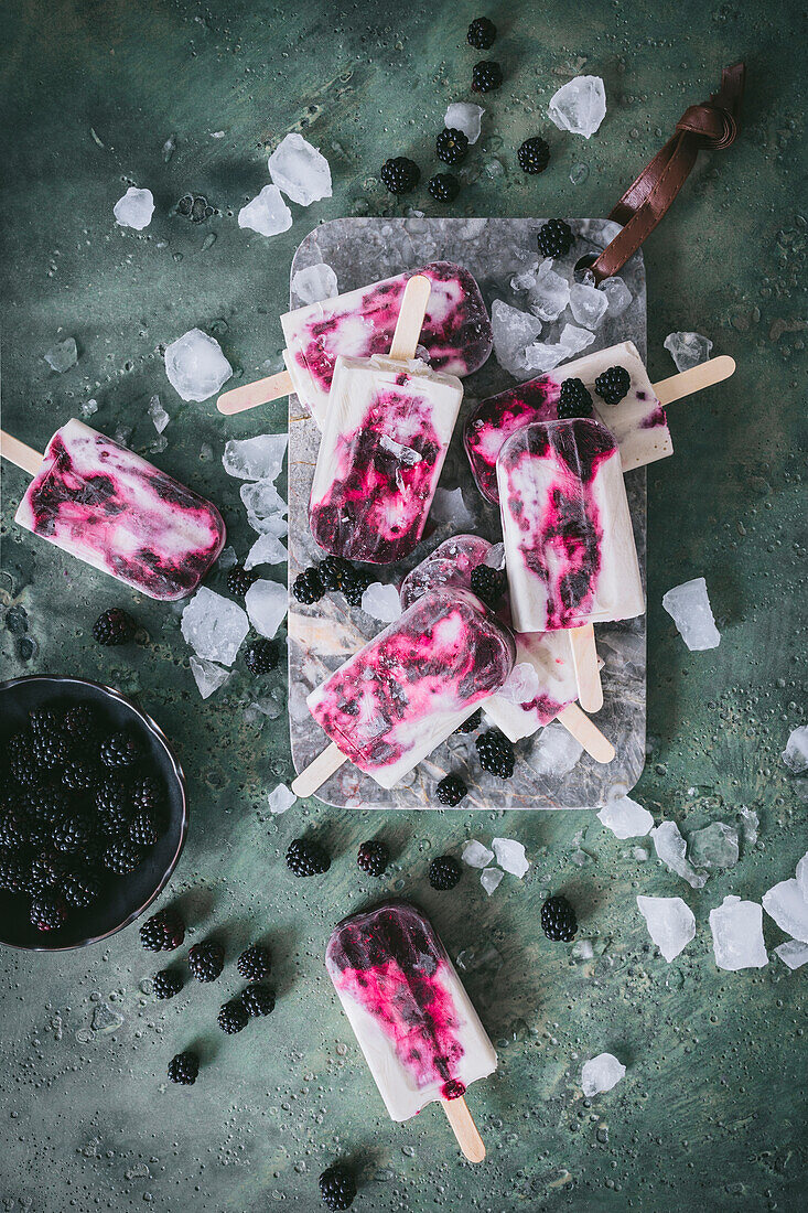 Bananen-Kokos-Brombeer-Popsicles