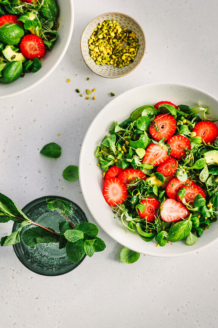 Feldsalat mit Avocado und Erdbeeren