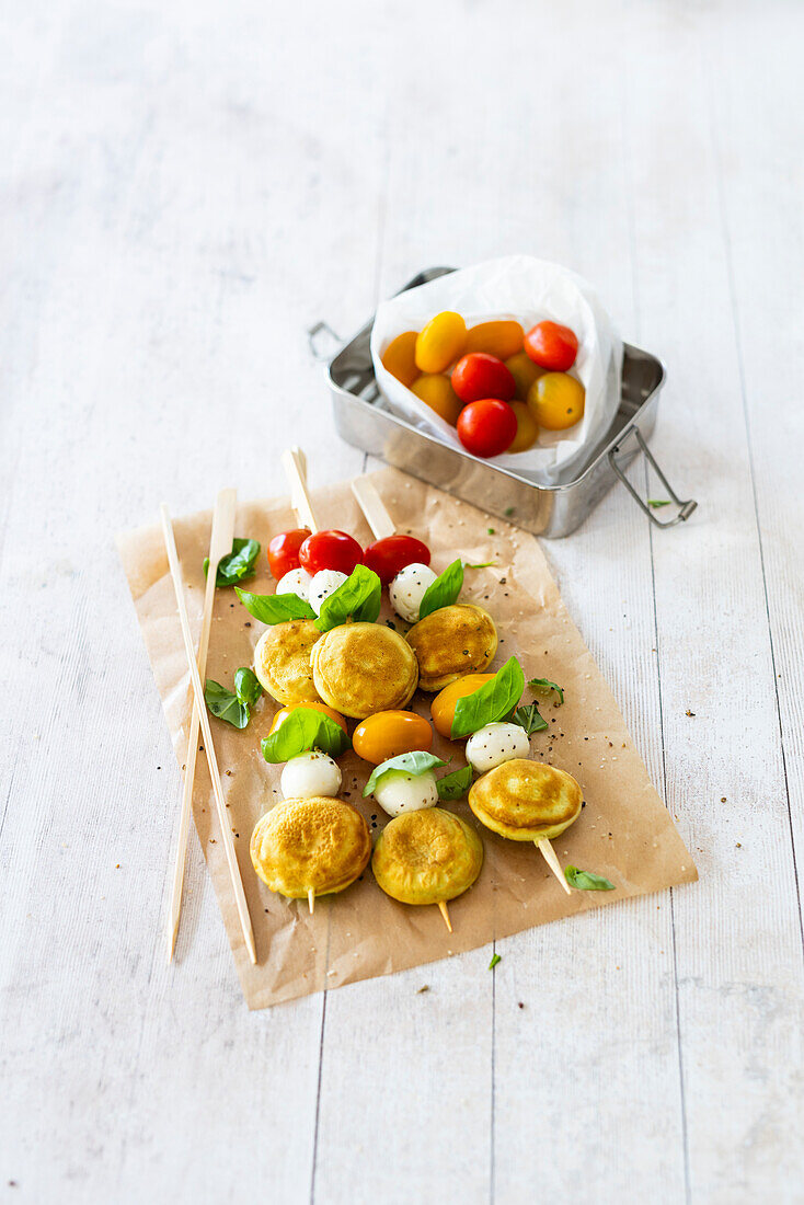 Mozzarella-Spieße mit Avocado-Poffertjes (vegetarisch)