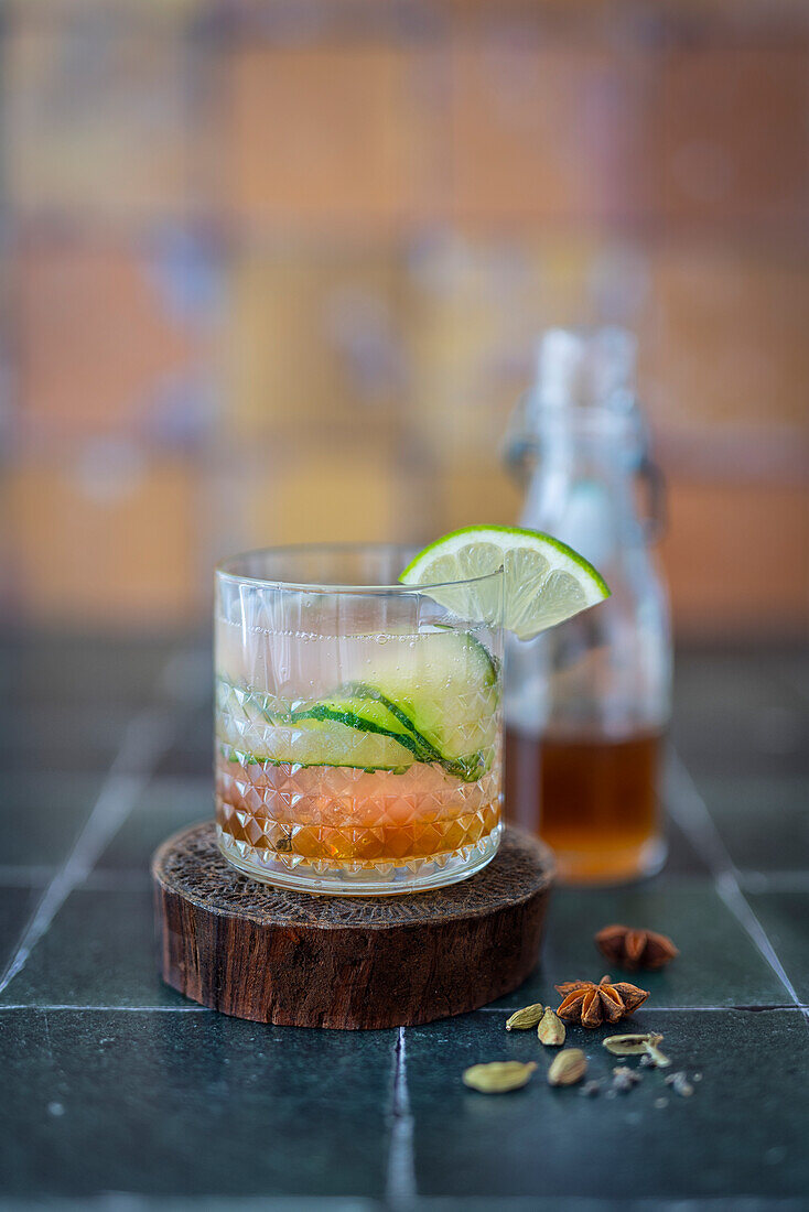 Rhabarber-Gurken-Limonade mit Pho-Gewürzsirup (Gewürze der Pho-Suppe aus Vietnam)