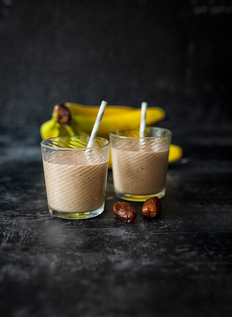 Salz-Karamell-Smoothie mit Datteln und Banane (vegan)