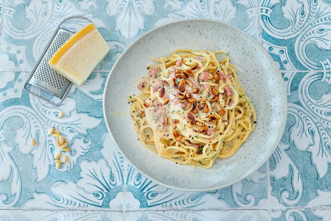 Carbonara mit Misopaste, Bacon und marinierten Pinienkernen